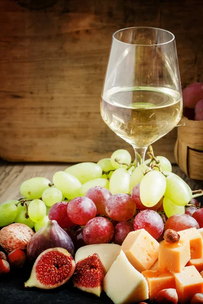 Vin blanc, fromage, figues, noix et raisins — Photo