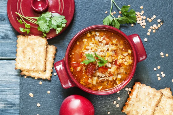 Sopa de tomate com lentilhas vermelhas e carne picada — Fotografia de Stock