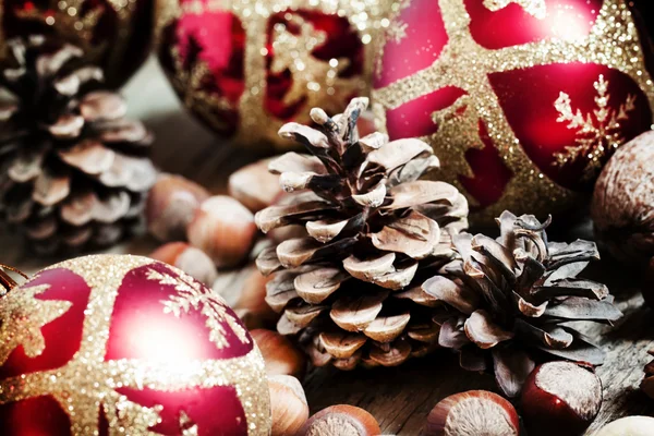 Kırmızı ve altın Noel topları ile Noel dekorasyon — Stok fotoğraf
