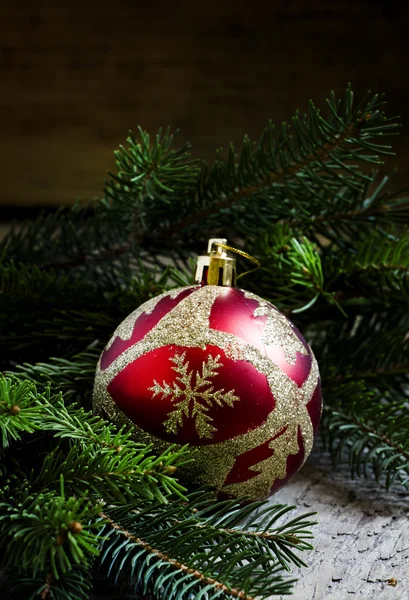 Boże Narodzenie ball i zielonymi gałązkami świerku — Zdjęcie stockowe