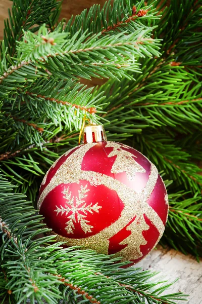 Christmas ball och green spruce grenar — Stockfoto