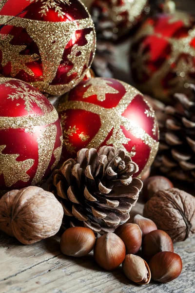 Juldekoration med rött och guld julgranskulor — Stockfoto
