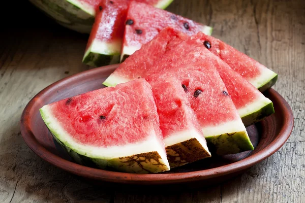 Wassermelonenscheiben auf einem Tonteller — Stockfoto