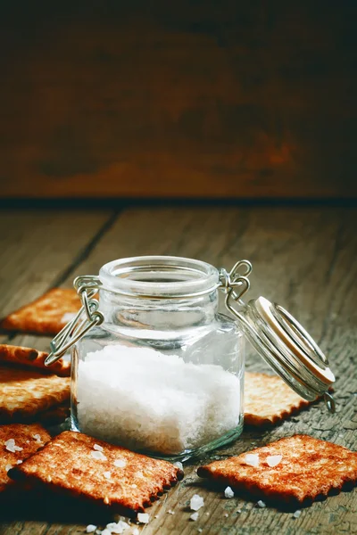 Salzige Cracker und Meersalz im Topf — Stockfoto