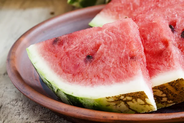 Wassermelonenscheiben auf einem Tonteller — Stockfoto