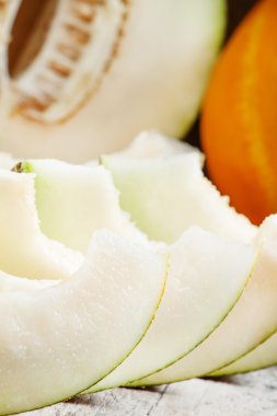 Kavun bir ahşap arka plan üzerine dilimlenmiş RIPE