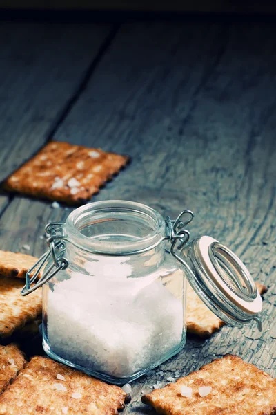 Zoute crackers en zeezout in een pot — Stockfoto