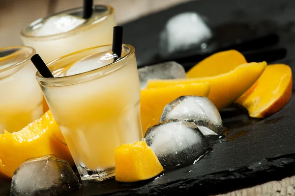 Cóctel de mango con hielo — Foto de Stock