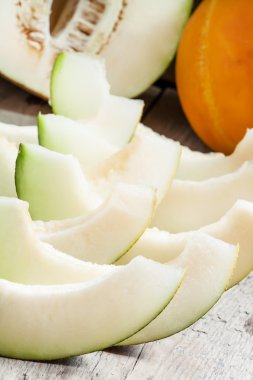 Kavun bir ahşap arka plan üzerine dilimlenmiş RIPE