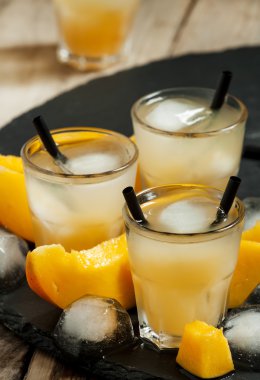Mango buzla kokteyl