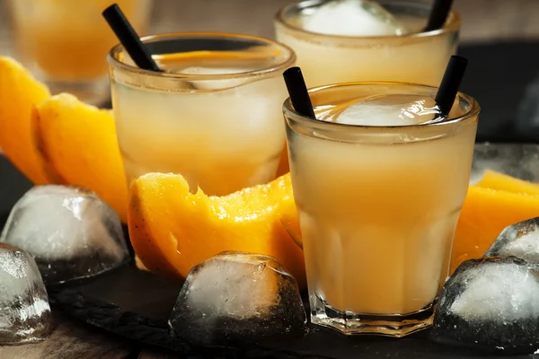 Mango cocktail met ijs — Stockfoto