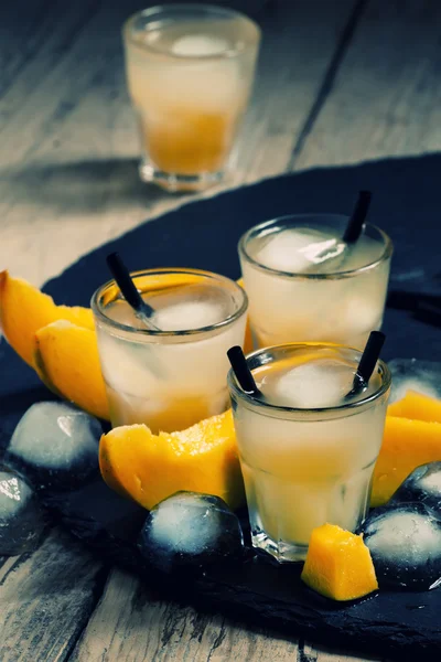 Mango-Cocktail mit Eis — Stockfoto