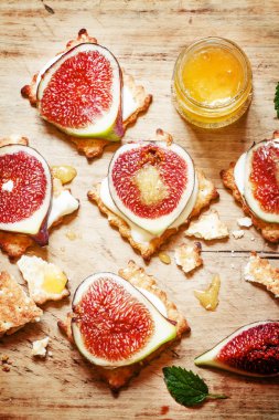 Bisküvi, ev yapımı yoğurt, Olgun tatlı incir ve bal