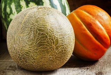 Kavun ve karpuz eski ahşap masa