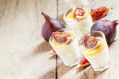 İncir ve bal ile ev yapımı yoğurt