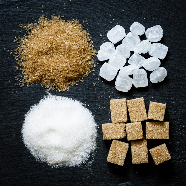 Sortiment af sukker: hvidt sand, slik sukker, brunt sukker - Stock-foto