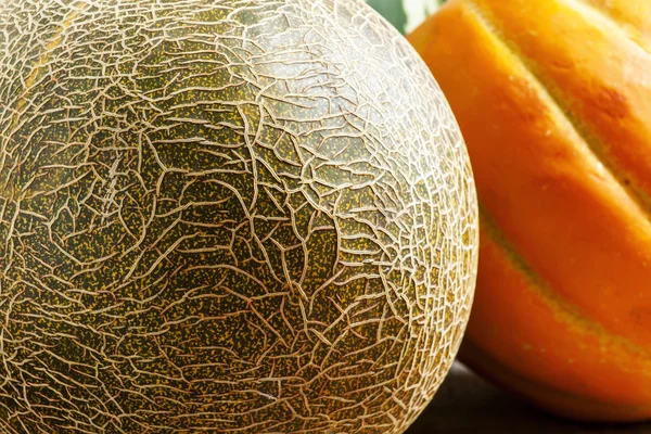 Melone und Wassermelone auf einem alten Holztisch — Stockfoto