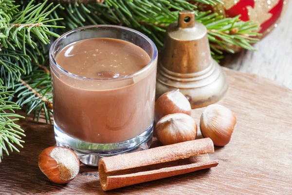 Chocolate caliente con canela y nueces — Foto de Stock
