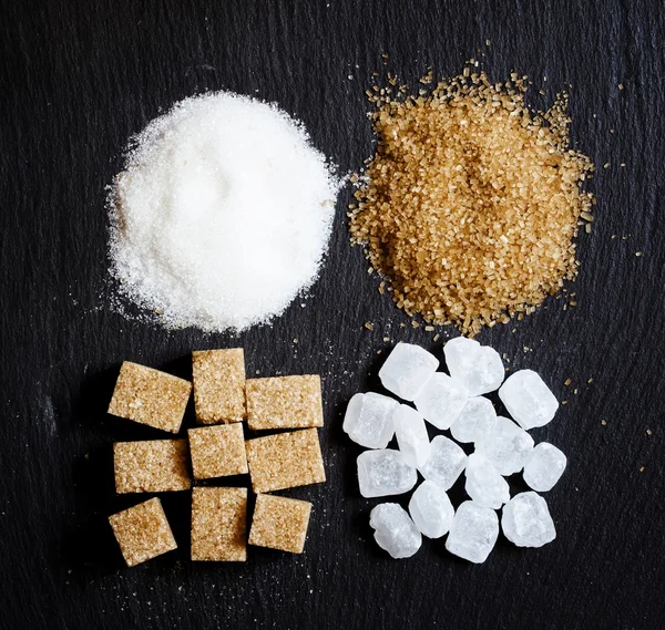 Asortyment cukru: biały piasek, cukier, brązowy cukier cukierki — Zdjęcie stockowe