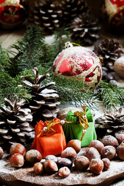 Festliche kleine Taschen mit Weihnachts- oder Neujahrsgeschenken — Stockfoto