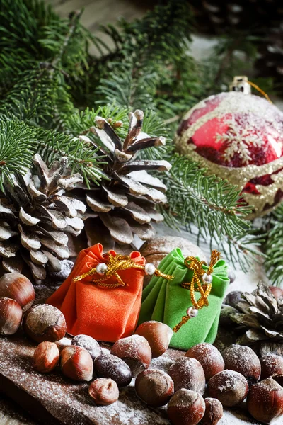 クリスマスや新年のプレゼントとお祝いの小さな袋 — ストック写真