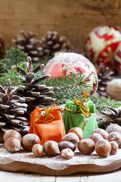 クリスマスや新年のプレゼントとお祝いの小さな袋 — ストック写真