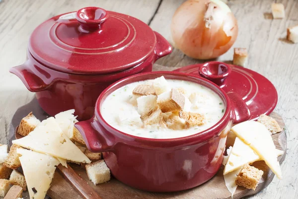 Sopa de queso con croutons en cacerola de ración roja —  Fotos de Stock