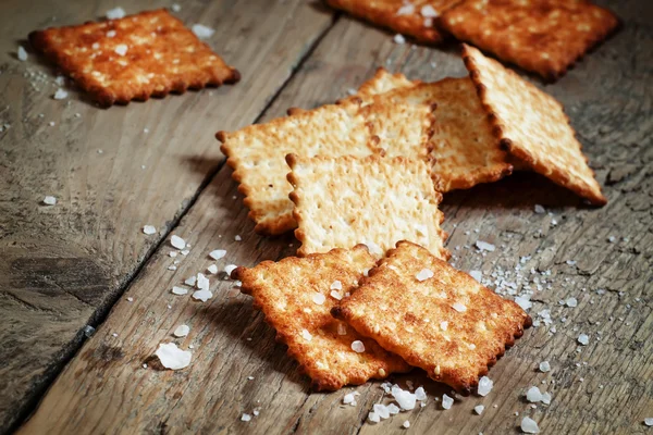 Zoute crackers en zeezout — Stockfoto