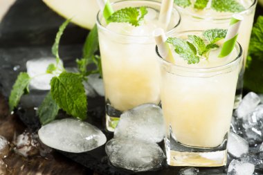 Bir kavun hamuru gelen taze meyve suyu 