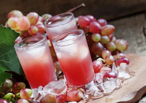 Jus de raisin rose frais avec glace — Photo