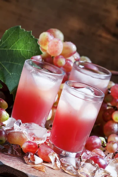 Прохолодний рожевий виноградний сік з льодом — стокове фото