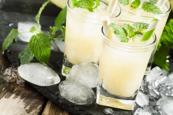 Bir kavun hamuru gelen taze meyve suyu 