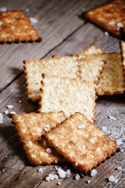 Galletas saladas y sal marina —  Fotos de Stock