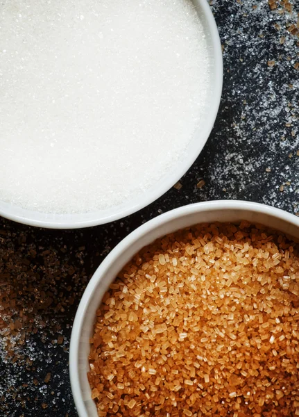 Trzciny i białego cukru w Miski porcelanowe — Zdjęcie stockowe