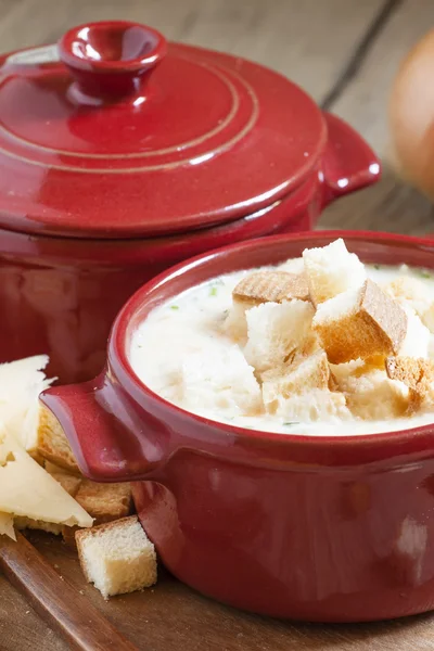 Sopa de queso con croutons en cacerola de ración roja —  Fotos de Stock