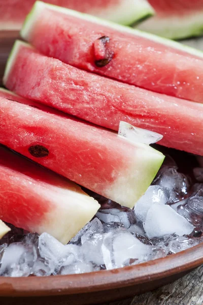 Wassermelonenscheiben mit Eis auf einem Tonteller — Stockfoto