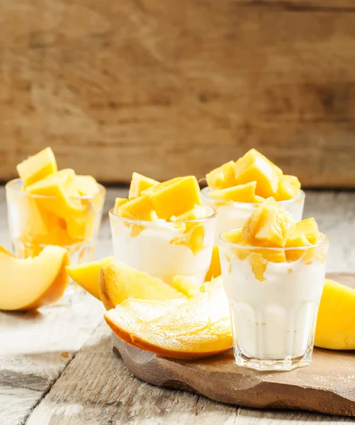 Домашний йогурт со свежими ломтиками манго — стоковое фото