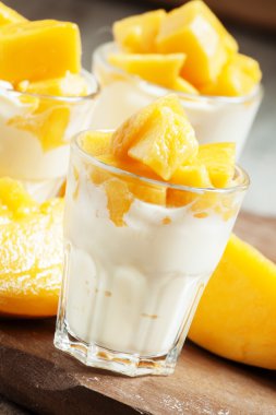 Taze mango dilimleri ile ev yapımı yoğurt 