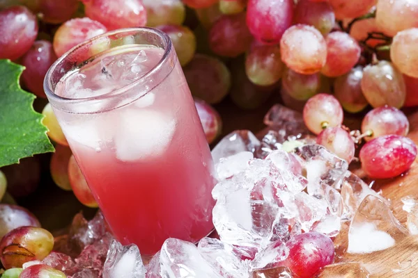 Прохолодний рожевий виноградний сік з льодом — стокове фото