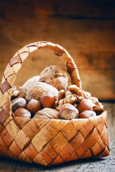 Haselnüsse und Walnüsse im Weidenkorb — Stockfoto