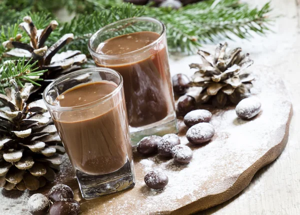 Chocolade drank, snoep, dennennaalden en kegels — Stockfoto