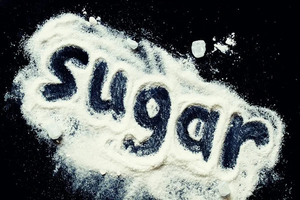 Слово "сахар" белого гранулированного сахара и сахарной пудры — стоковое фото