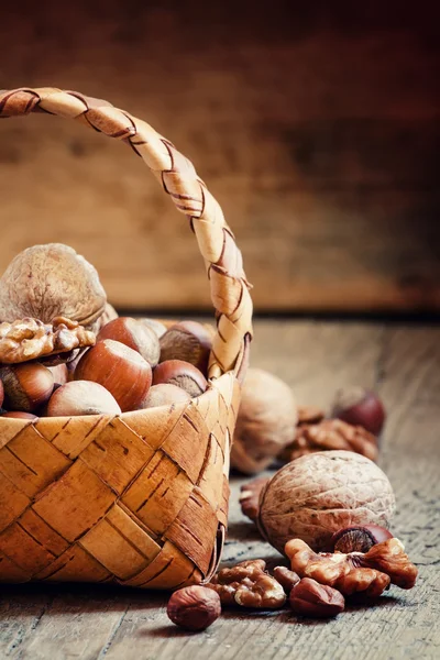 Avellanas y nueces en una canasta de mimbre —  Fotos de Stock