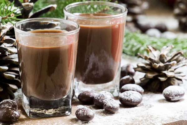 Chokladdryck, godis, barr och kottar — Stockfoto