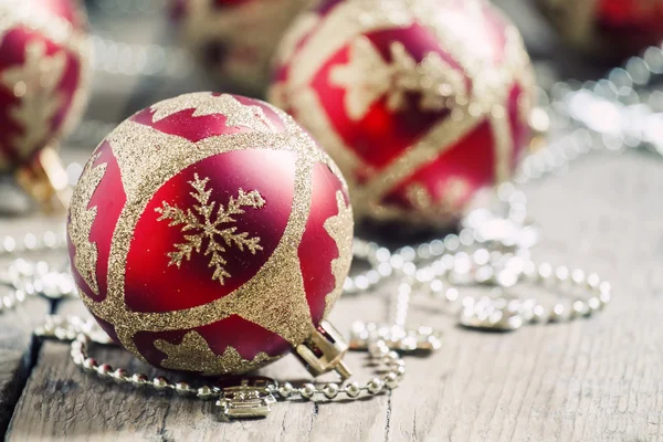 Christmas kırmızı ve altın top ve boncuk — Stok fotoğraf
