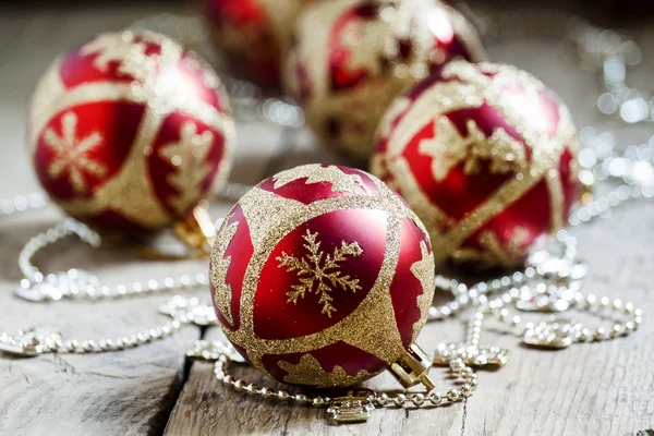 Bolas y cuentas rojas y doradas de Navidad — Foto de Stock