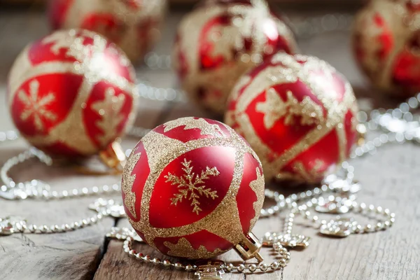 Bolas y cuentas rojas y doradas de Navidad — Foto de Stock