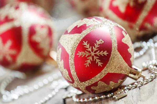 Julgranskulor rött och guld och pärlor — Stockfoto