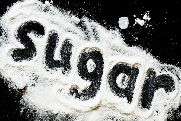 Slovo "sugar" bílého krystalového cukru a moučkového cukru — Stock fotografie