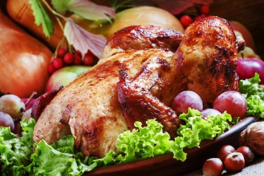 Sonbahar meyveleri, meyveler, fındık ve sebze ile Şenlikli pişmiş tavuk 